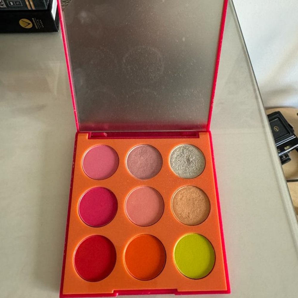 9H Hot For Hue Artistry Palette - Like New